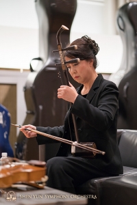 Prima della serata d'apertura al Carnegie Hall, la solista di erhu Lu Sun si concede un momento di tranquillit&agrave; per riscaldarsi