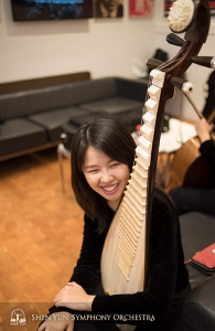 La suonatrice di Pipa Yuru Chen in un momento di allegria con il suo strumento