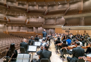 Il direttore Milen Nachev conduce le prove alla Roy Thomson Hall