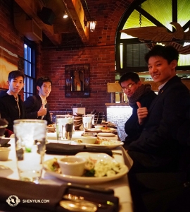 Nel frattempo, la Shen Yun World Company visita Boston. Tra uno spettacolo e un’altro, i ballerini Joe Huang, Rui Suzuki, Chad Chen e Rubi Cho (da sinistra a destra) si godono un delizioso cenone di capodanno al ristorante sul lungomare di Boston, il Chart House (foto scattata da Leo Lee)