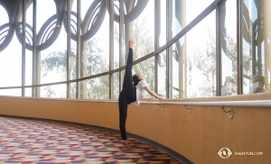 Con una luce morbida e brillante che filtra attraverso le finestre, la ballerina Angela Xiao si riscalda prima di un'esibizione al San Jose Center for the Performing Arts in California (foto di Kexin Li)