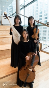 La prima ballerina Evangelina Zhu si riscalda piegandosi a metà (foto della percussionista Tiffany Yu)