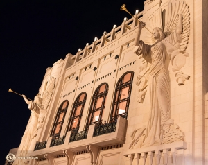 Nel frattempo, la Shen Yun World Company ha visitato Fort Worth, Texas, per tre spettacoli da tutto esaurito. La Bass Performance Hall, ispirata ai teatri classici europei, ha due bellissimi angeli scolpiti, alti circa quattordici metri che decorano la facciata (foto della violoncellista Danielle Wang)