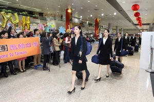 La prima ballerina Elsie Shi, seguita da altre ballerine, arriva con i bagagli a Taiwan