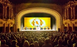 In questa foto lo stile architettonico barocco spagnolo del Teatro Orpheum a Phoenix, in Arizona. La Shen Yun Touring Company si è esibita in 8 spettacoli tra questi intricati stucchi e murales.