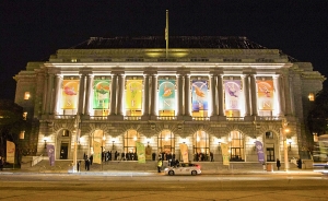 Il War Memorial Opera House di San Francisco era il luogo d’elezione per la Shen Yun International Company che ha presentato otto spettacoli sold-out. Quale immagine ti piace di più, di giorno o di notte?