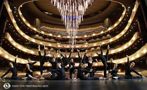 La Shen Yun World Company posa nel Winspear Opera House di Dallas, in Texas. Il teatro è stato progettato in versione rinnovata di un tradizionale teatro d'opera. L'enorme lampadario retrattile del teatro è sospeso sullo sfondo.