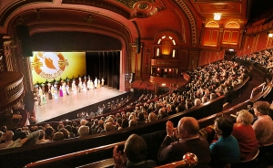Nonostante sia stato sottoposto ad un importante intervento di ristrutturazione, il teatro conserva ancora gli arredi degli anni 20 e gli intonaci art déco. 