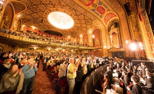 Quest'anno abbiamo registrato due spettacoli tutto esaurito a Rhode Island. Shen Yun ha onorato il palcoscenico del Providence Performing Arts Centre, con 3.000 posti, elencato nel Registro Nazionale dei luoghi storici. Nel 1998, i magnifici dettagli dell'interno del teatro sono stati riportati al suo originale splendore del 1928.