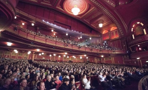 Nonostante sia stato sottoposto ad un importante intervento di ristrutturazione, il teatro conserva ancora gli arredi degli anni 20 e gli intonaci art déco. 