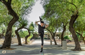 Dopo due spettacoli da tutto esaurito a Tucson, in Arizona, il ballerino Aaron Huynh impiega qualche minuto per posare tra gli alberi al di fuori del teatro (foto di Kenji Kobayashi)