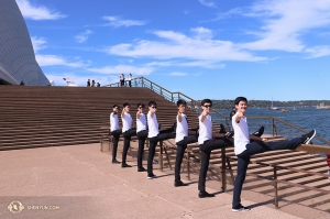 La ballerina Hazel Yu salta sulla spiaggia (foto della proiezionista Regina Dong)