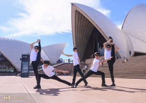 Si ritorna al sole dell’Australia! I ballerini della Shen Yun International Company si trovano fuori dalla Sydney Opera House. Vogliono sapere se avete i biglietti per vedere Shen Yun (foto del ballerino Nick Zhao)