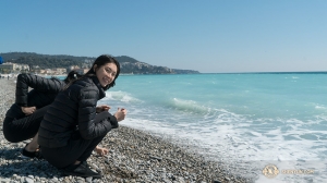 La prima ballerina Hsiaohung Lin e una sua compagna di ballo godono del clima mite lungo la costa di Nizza (foto della percussionista Tiffany Yu)