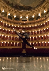 Nel frattempo, la prima ballerina Angelia Wang salta sul palco del Teatro dell'Opera di Roma, dando il via alla tappa italiana del tour (foto della percussionista Tiffany Yu)