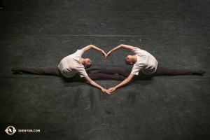 Amano esibirsi per voi! Le ballerine Elsie Shi (a sinistra) e Olivia Chang della Shen Yun International Company si riscaldano sul palco prima di una delle ultime esibizioni nella loro terra natale, Taiwan (foto della ballerina Kexin Li)