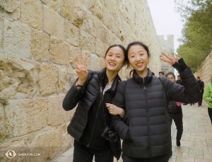 Le prime ballerine Angelia Wang (a sinistra) e Melody Qin nella parte vecchia della città di Gerusalemme (foto di Tiffany Yu)