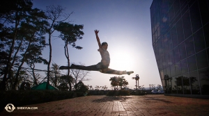 Nel frattempo, al di fuori del Centro artistico Ulsan, il ballerino Scott Xu fa un po’ di stretching (foto del ballerino Nick Zhao)