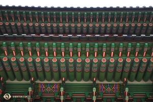 I dettagli brillanti dei colori del Palazzo Gyeongbokgong a Seoul (foto di Annie Li)
