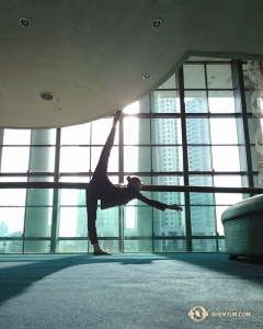 Dopo aver visitato la città, la ballerina Olivia Chang si allunga nel retroscena, prima del primo spettacolo presso l'Ulsan Culture Art Center in Corea del Sud (foto della ballerina Kexin Li)