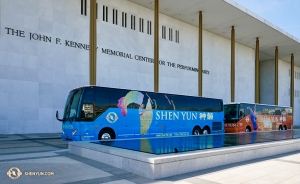 Dopo dieci spettacoli eseguiti a Washington, DC, carichiamo gli autobus e ci dirigiamo verso la prossima città! (foto della proiezionista Ye Jin)