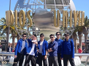 La visita della California non sarebbe completa senza una tappa agli Universal Studios. I ballerini Chad Chen, Ben Chen, Leo Lee, la guida di L.A. Sam Pu e i ballerini Jun Liang e Daniel Sun (da sinistra a destra) visitano il famoso parco a tema nel loro giorno libero dalle esibizioni al Microsoft Theater (foto del direttore di produzione Gregory Xu)