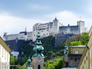 Dall'altra parte del mondo, la Shen Yun New York Company visita Salisburgo, in Austria, per due spettacoli. Il famoso castello di Hohensalzburg, in cima a una collina vicino al teatro, attira la nostra attenzione (foto del ballerino Tony Zhao)
