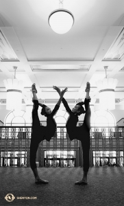 Ad Aurora, nell'Illinois, la ballerina Huiyi Fan e la prima ballerina Kaidi Wu posano in simmetria nella hall del Paramount Theatre. Un settimo spettacolo è stato aggiunto al programma per soddisfare la grande richiesta (foto di Ye Jin)