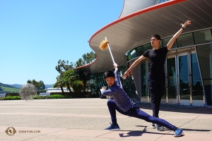 I ballerini Leo Yin e Bill Xiong entrano nel personaggio prima di uno dei due spettacoli a San Luis Obispo (foto di Jeff Chuang)
