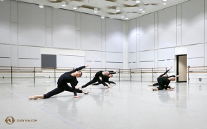 Le ragazze della Touring Company hanno l'opportunità di esercitarsi insieme nella sala di danza del teatro (foto di Rachael Bastick)