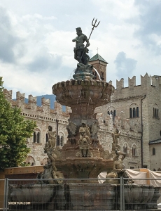Nel centro di Piazza del Duomo, in Italia, sorge la Fontana del Nettuno. Il dio romano del mare, con il suo tridente, veglia sulla movimentata attività della piazza principale di Trento