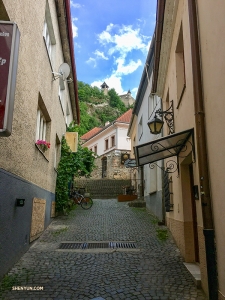 Una passeggiata lungo un'incantevole strada di ciottoli nella città di Trenčín, nella Slovacchia occidentale (foto della ballerina Betty Wang)