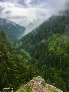 Sul bordo di un promontorio, nella valle Demänovská, sulla catena montuosa dei Bassi Tatra, nei Carpazi occidentali. Tutti quelli che fanno escursioni qui sono ricompensati da uno scenario spettacolare