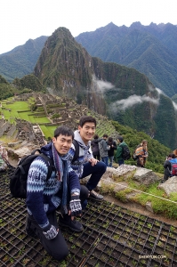 Dopo aver camminato verso l'alto, Felix e Alex si fermano per una foto