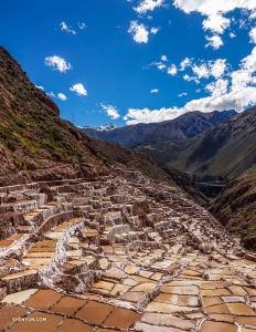I due ballerini visitano anche le Salineras de Maras. Queste antiche miniere di sale sono state scavate nel fianco delle Ande, creando uno spettacolo impressionante