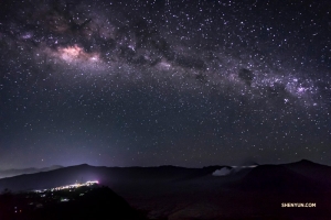 La Via Lattea sopra il monte Bromo a East Java, Indonesia, scintillante di luce