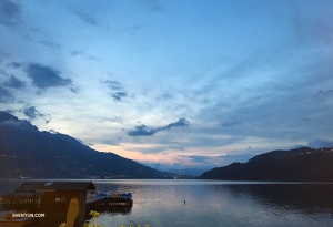 Il lago di Caldonazzo, il più grande lago interamente in Trentino-Alto Adige, è particolarmente suggestivo al crepuscolo