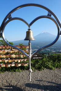 Un'altra vista del Monte Fuji, in cima al Tenjo. Una credenza locale sostiene che se si esprime un desiderio mentre si suona questa campana e si guarda il Monte Fuji attraverso il cuore, il desiderio si avvererà
