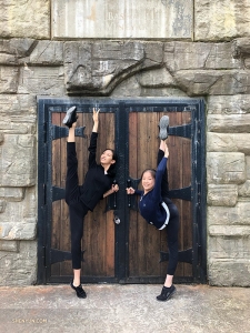Luna Yu e Nara Cho non si sono allontanate molto… eccole al Bashakill Vineyards, a New York, godendo di un caldo clima (foto della ballerina Cindy Liu)
