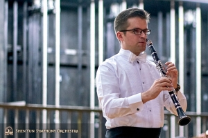 Nel frattempo, il primo clarinetto Yevgeniy Reznik sta ancora provando dietro le quinte