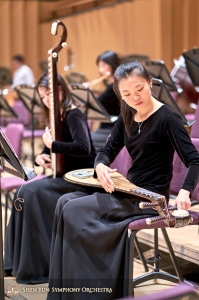 La suonatrice di Pipa Miao-Tzu Chiu accorda il suo strumento dopo aver sostituito una corda