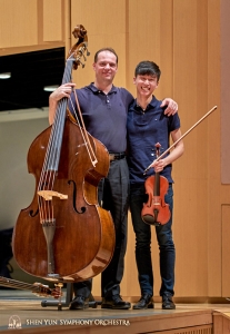 Il primo bassista Juraj Kukan e il violinista Austin Zhong posano felicemente per uno scatto fotografico