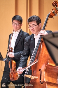 Il violinista Wesley Zhou e il bassista Wei Liu sono pronti per lo spettacolo serale