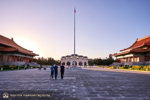 La Piazza della Libertà è fiancheggiata da importanti punti di riferimento su tre lati: il National Memorial Chiang Kai-shek, il National Theatre e il National Concert Hall