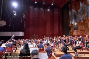 L’orchestra si riunisce per le prove nel loro primo concerto al National Concert Hall
