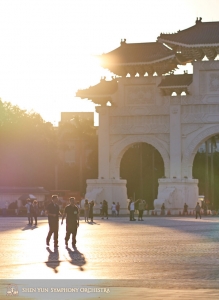 Il trombonista Pavlo Baishev e il corno francese Rumen Marinov fanno una passeggiata sotto il tramonto in Piazza della Libertà