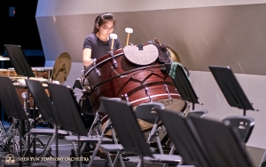 La sessione di pratica della percussionista Jazmine Jia alla grancassa