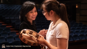 La violinista Chia-Chi Lin condivide un suggerimento con la percussionista Jazmine Jia