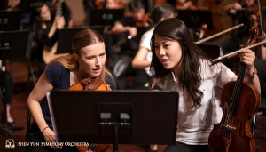 La prima violinista Rachel Chen (a destra) e l'assistente violinista Paulina Cha discutono del nuovo pezzo ‘encore’ aggiunto per il nostro entusiastico pubblico taiwanese