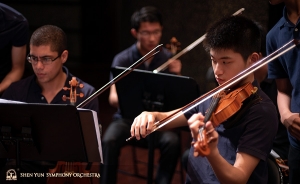 Gustavo Briceño e Zhengnian Song, violinisti e vicini di postazione, si preparano per le prove